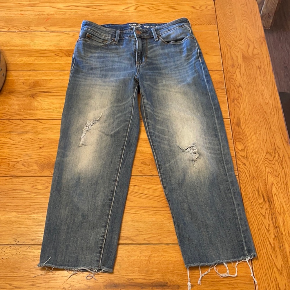 Signature Levi’s cropped jeans size 4